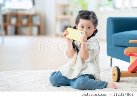 在客廳玩智能手機的女孩 112324861