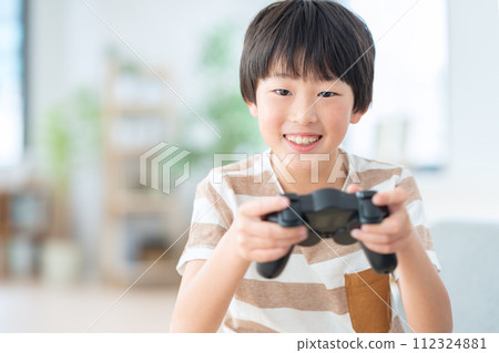 boy playing games in the living room 112324881