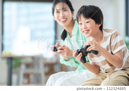 父母和孩子在客廳玩遊戲 112324885