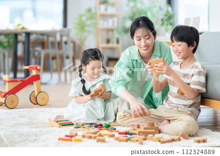 父母和孩子在客廳裡玩 112324889