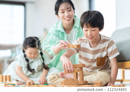 父母和孩子在客廳裡玩 112324891