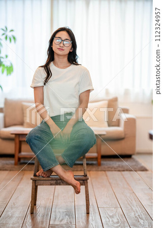 穿著休閒服坐在椅子上的長發眼鏡女 穿著休閒服坐在椅子上的長發眼鏡女 112324957