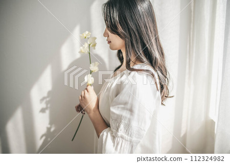 站在窗邊拿著花的女人 112324982