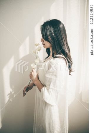 站在窗邊拿著花的女人 站在窗邊拿著花的女人 112324983