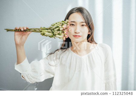 白色連衣裙的女人與乾花 白色連衣裙的女人與乾花 112325048
