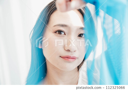 一個女人從藍布的縫隙中偷看 一個女人從藍布的縫隙中偷看 112325066