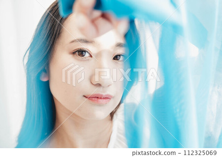 一個女人從藍布的縫隙中偷看 112325069