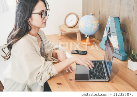 戴眼鏡和遠程辦公的年輕女子 112325073