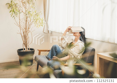 在沙發上休息閱讀的女人 在沙發上休息閱讀的女人 112325131