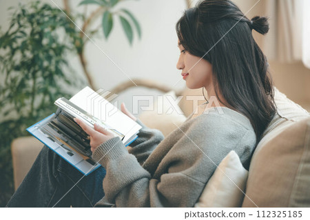 Woman reading on the couch 112325185