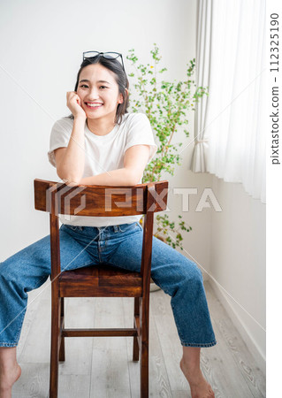 坐在椅子上戴眼鏡好看的女人 坐在椅子上戴眼鏡好看的女人 112325190