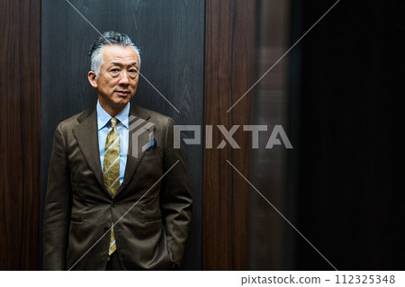 Businessman male 112325348