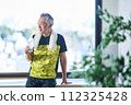Senior man hydrating at the gym 112325428