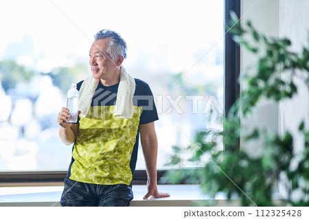 Senior man hydrating at the gym Senior man hydrating at the gym 112325428