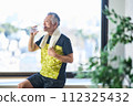 Senior man hydrating at the gym 112325432