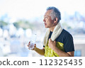 Senior man hydrating at the gym 112325435