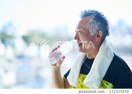 在健身房補水的老人 112325438