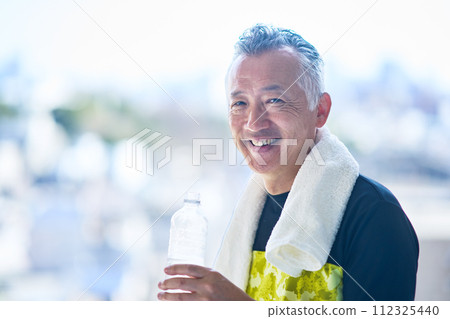 在健身房補水的老人 112325440