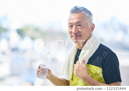 在健身房補水的老人 112325444