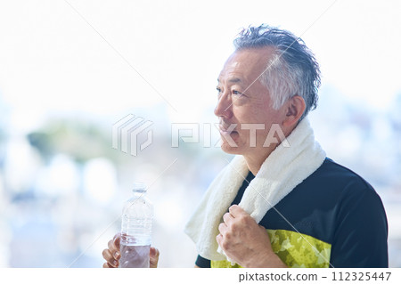 在健身房補水的老人 112325447