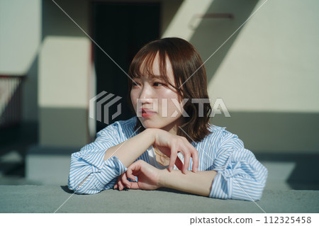 屋頂和女人 112325458