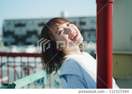 屋頂和女人 112325564