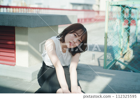 屋頂和女人 112325595