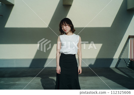 屋頂和女人 112325606