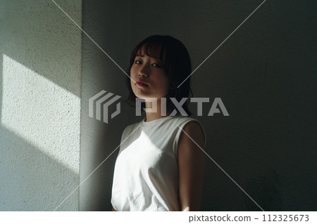 屋頂和女人 112325673