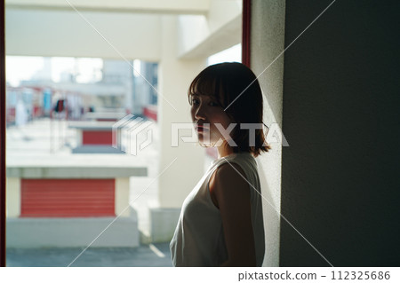 屋頂和女人 112325686