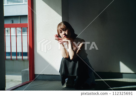 屋頂和女人 112325691