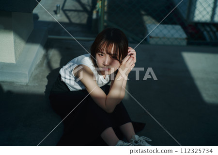屋頂和女人 112325734