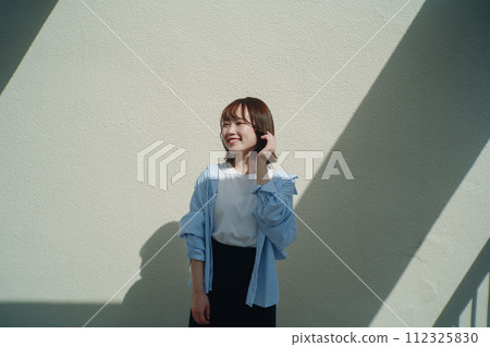 屋頂和女人 112325830