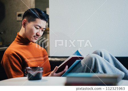 放鬆的男人 112325963
