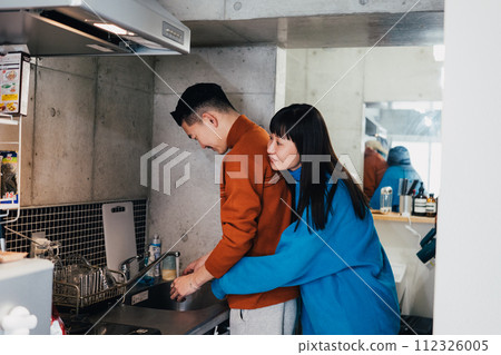 kitchen and couple 112326005