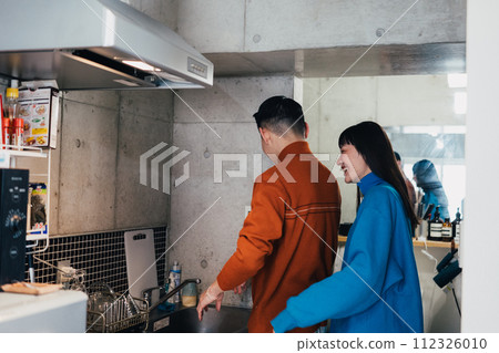 kitchen and couple 112326010
