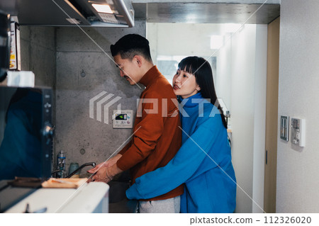 kitchen and couple 112326020