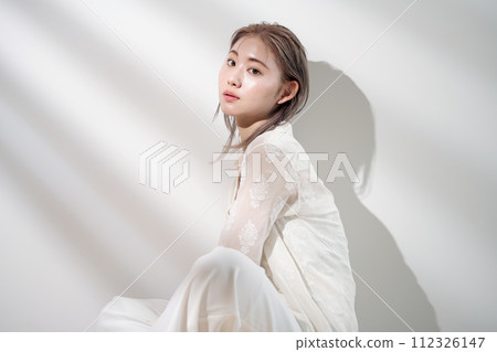 Woman beauty portrait 112326147