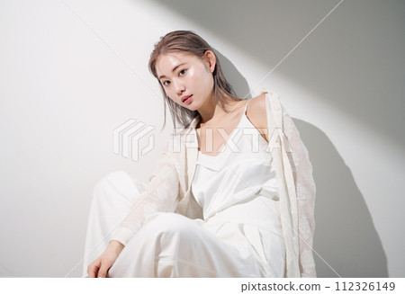 Woman beauty portrait 112326149