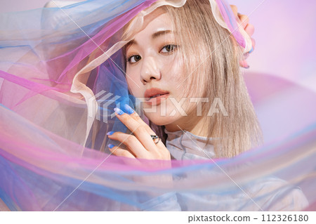 穿著彩色花邊的女人 穿著彩色花邊的女人 112326180