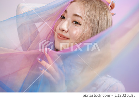 穿著彩色花邊的女人 穿著彩色花邊的女人 112326183