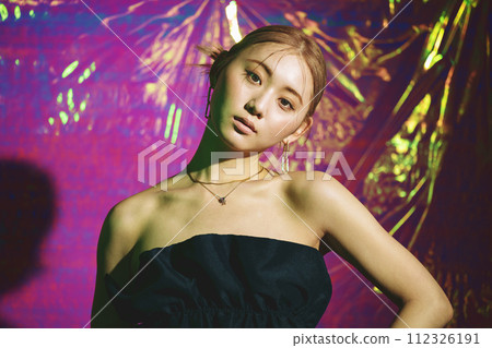 Female image of an idol dancer 112326191