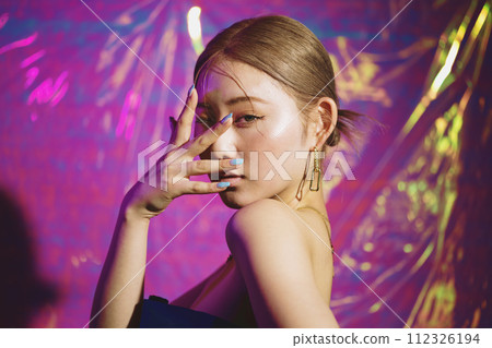 偶像舞者的女性形象 112326194