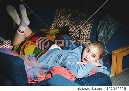 一位年輕女士的時尚形象 112326236