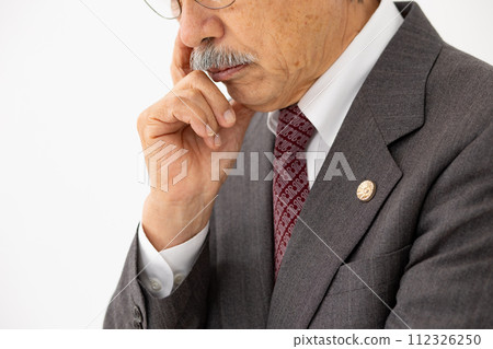 資深律師擔心特寫鏡頭 112326250