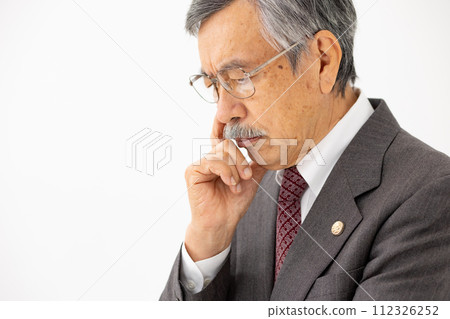 資深律師雙手抱胸，憂心忡忡 112326252