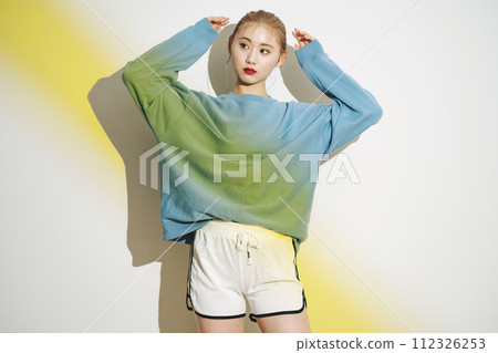 年輕女性的運動快照 112326253