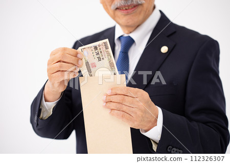 Senior male lawyer cash up 112326307