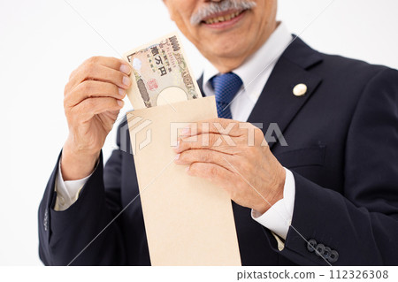 Senior male lawyer cash up 112326308