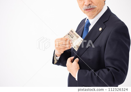 資深男律師一疊帳單特寫 112326324